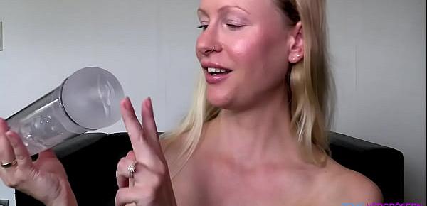  BlondeHexe besorgt es sich mit Penispumpe und spritzt ab, Deutsche Pornodarstellerin SOLO